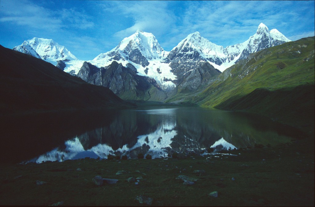 Bjergkæden Cordillera Huayhuash set fra østsiden af trekket