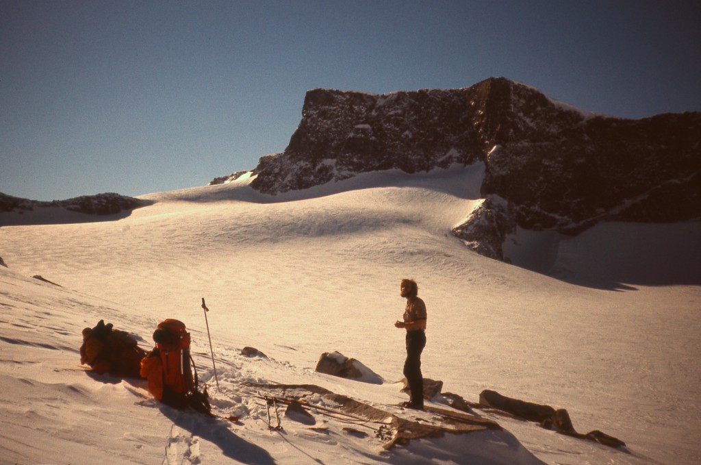 Skarstind i Jotunheimen på en smuk vinterdag. Vi havde snehule under Skarstinds stejle klippevæg